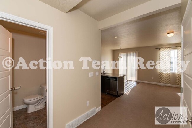 Building Photo - Townhome in Lehi