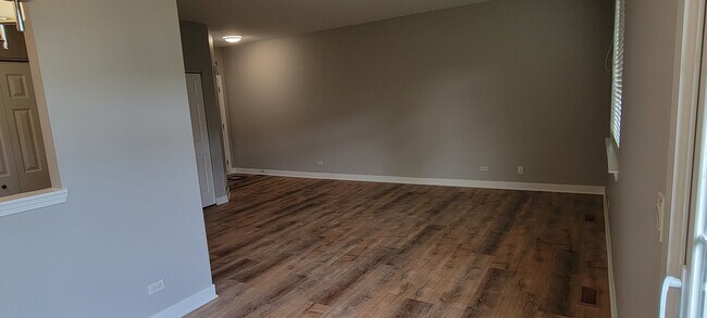 Building Photo - 321 Robin Glen Ln