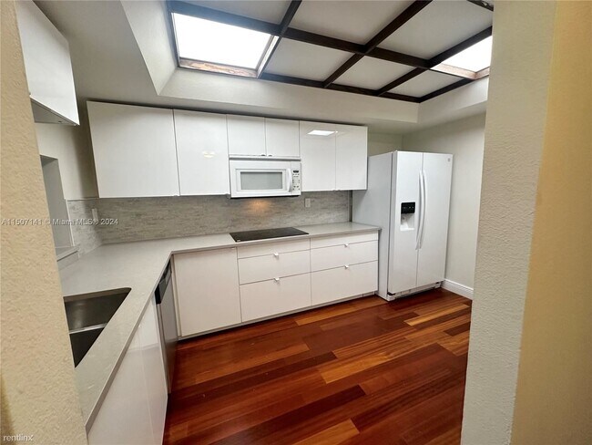 Building Photo - 1 br, 1.5 bath Condo - 520 Brickell Key Dr...