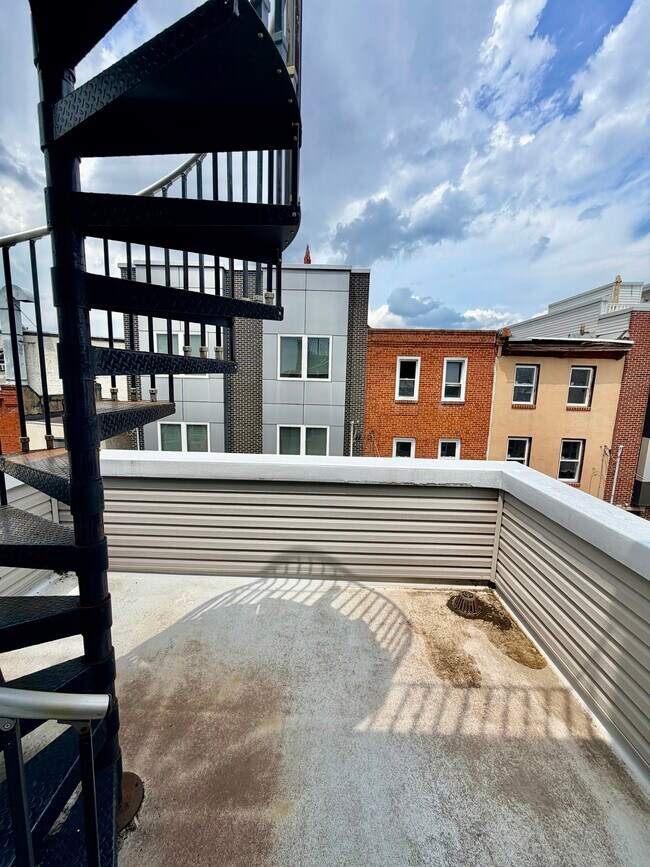 Building Photo - 640 Emily St