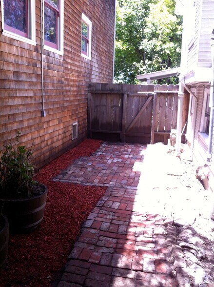 Building Photo - 1534 Benton St