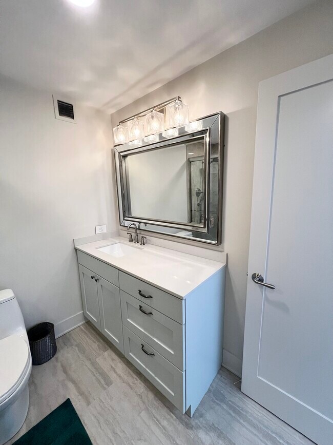 Building Photo - 2020 N Lincoln Park W