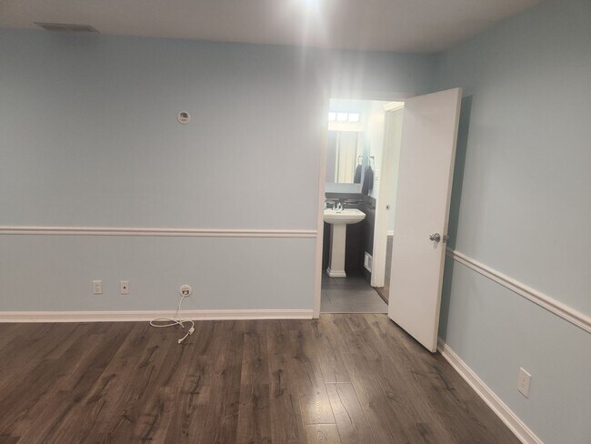 Building Photo - Beautiful 3 bedroom 2 full bath with garag...