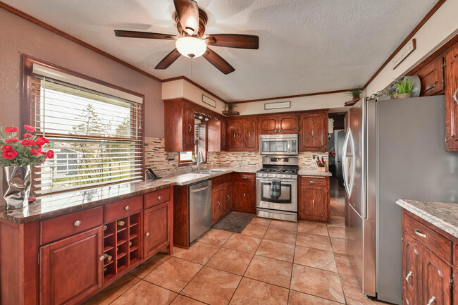 Building Photo - 15470 W Mayflower Dr
