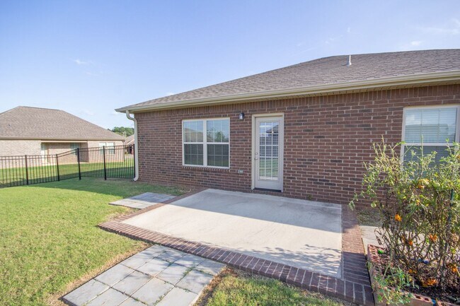 Building Photo - Spacious Full Brick in Athens City Limits!...