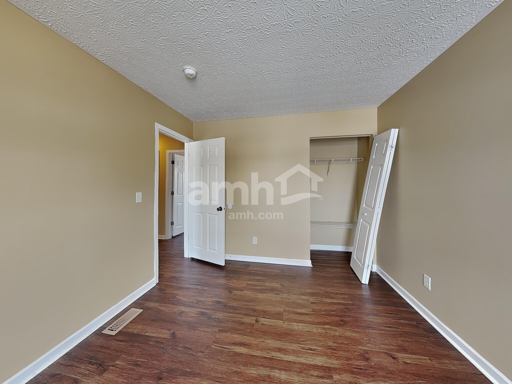 Building Photo - 372 Thompson St