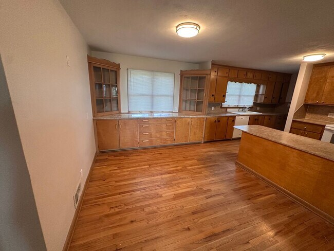 Building Photo - Louisville Farmhouse With Walkout basement
