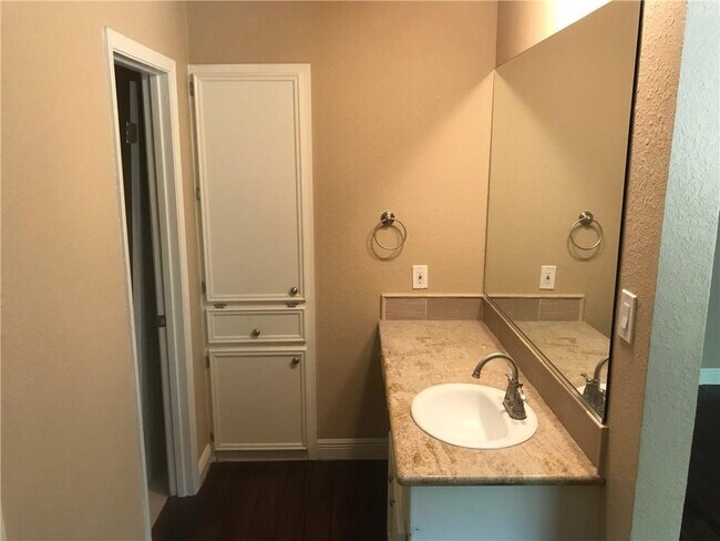 Building Photo - 10106 Missel Thrush Dr