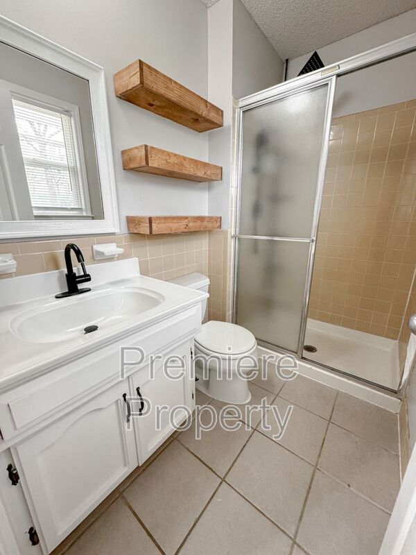 Building Photo - 7012 N Winan Ave