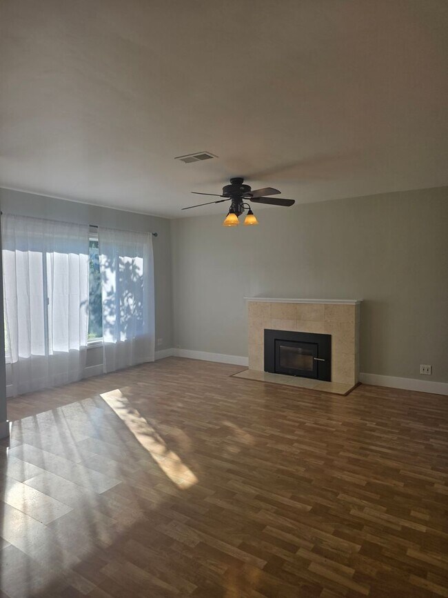 Building Photo - West Side Petaluma Gem- Beautiful 3 bedroom 2 bathroom