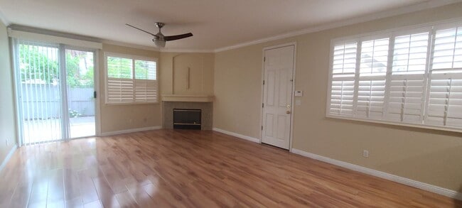 Building Photo - Beautiful 3 Bedroom 2 Bathroom Home in Des...
