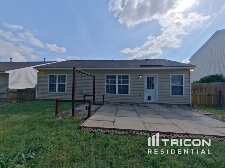 Building Photo - 10036 Green Hedge Ave