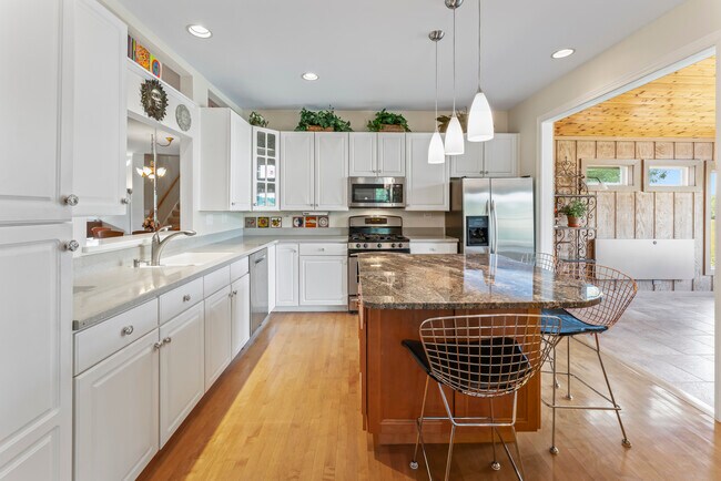 Building Photo - 566 W Bridge View Ct