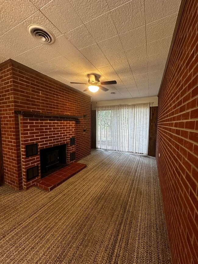 Building Photo - Spacious 3 bedroom/ 2.5 bath home near Exi...