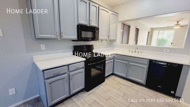 Building Photo - 6235 W Navajo Dr