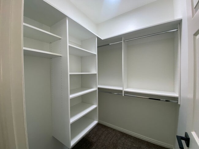 Building Photo - REMODELED TOWNHOME AVAILABLE FOR RENT