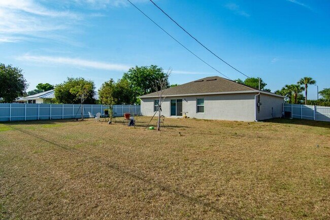 Building Photo - 826 SW Juliet Ave