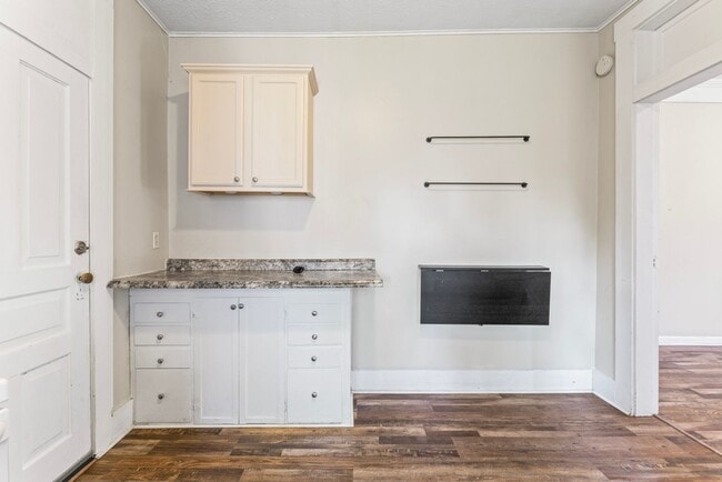 Building Photo - Charming 1 Bedroom near Noblesville High School and Downtown.