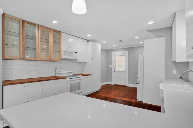 Building Photo - Cutest Cottage available Now in McKinney!