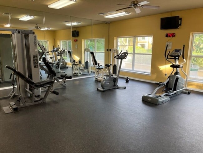 Building Photo - 1 Bedroom + Den Condo in Royal Greens at G...