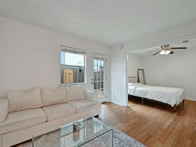 Building Photo - 1110 W 22nd St