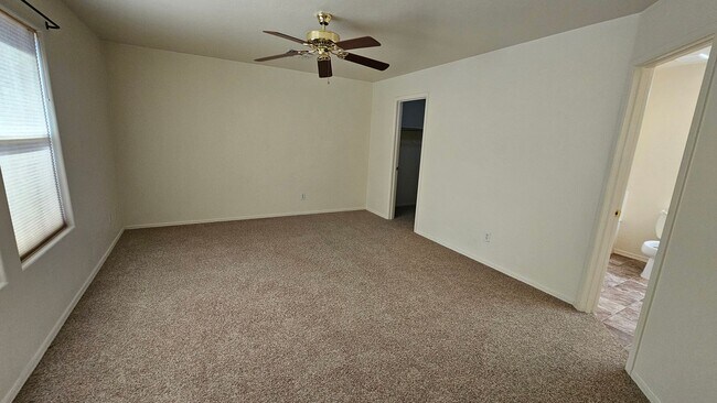 Building Photo - Beautiful 3 Bed 2 Bath Riverhaven - 2 story home!