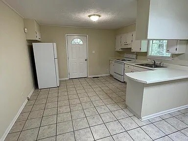 Kitchen - 404 Ingram Ave W