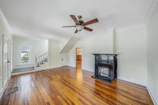 Building Photo - 2316 W Beach Dr