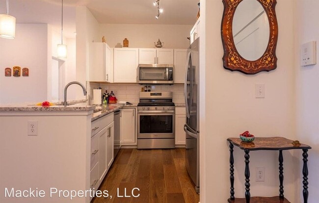 Building Photo - 2 br, 2.5 bath House - 304 West Kirkwood #308