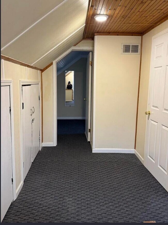 Building Photo - 22641 Albion Ave