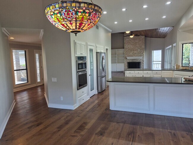 Building Photo - Golf Course Living in The Hills – 4 Bed in Lakeway