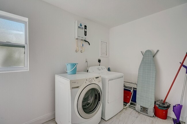 Building Photo - 2 Bed / 1 Bath Cozy Downtown Duplex Apartment