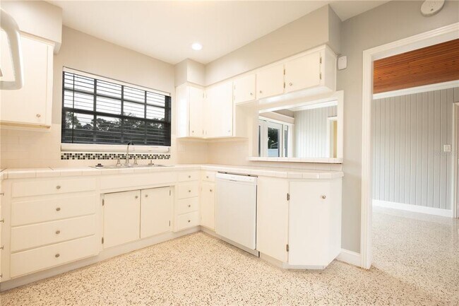 Building Photo - 10235 N Fleetwood Dr