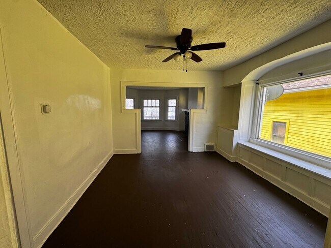 Building Photo - 12633 Edmonton Ave