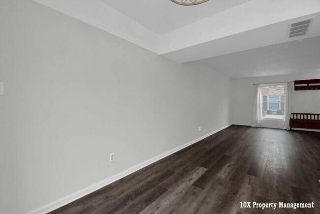 Building Photo - 911 Manor Ln