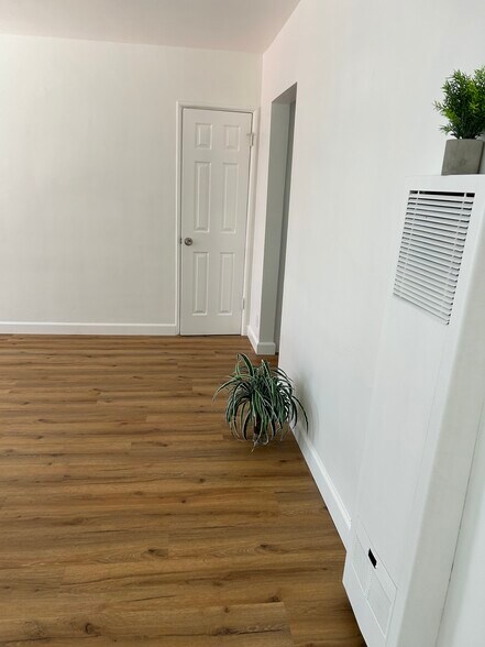 Living room - 1156 N Ardmore Ave