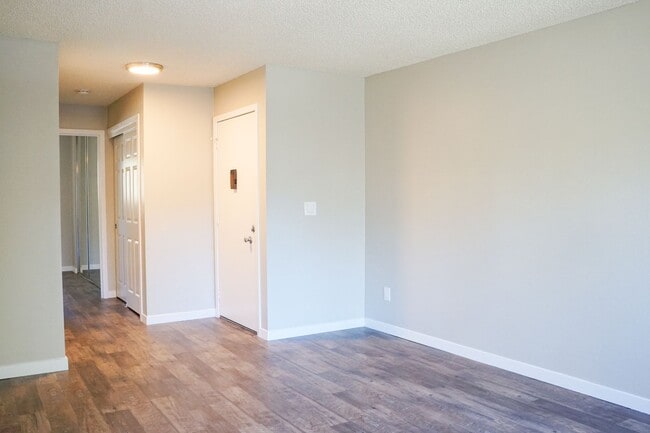 Building Photo - Close in SE Trendy Buckman - Updated 1st Floor 1 Bedroom!