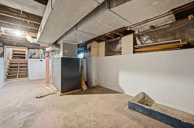 Building Photo - Three Bedroom Home in Hamilton!