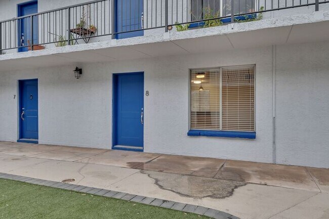 Building Photo - ONE MONTH FREE RENT!! SELECT UNITS!! U of ...