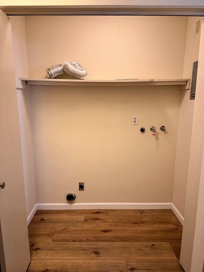 Building Photo - 8817 Littleoaks Way