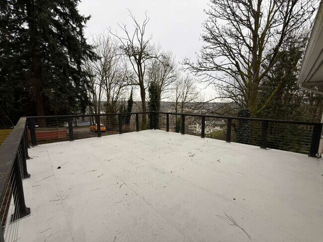 Building Photo - Stunning 4 Bed 3 Bathroom Home!