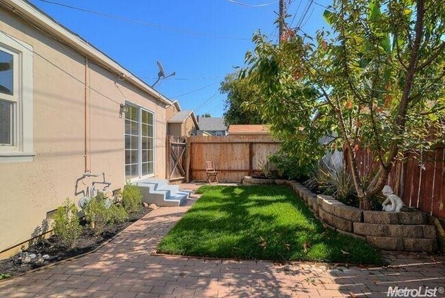 Building Photo - Stylishly Updated 2 Bed Home in Prime Midt...