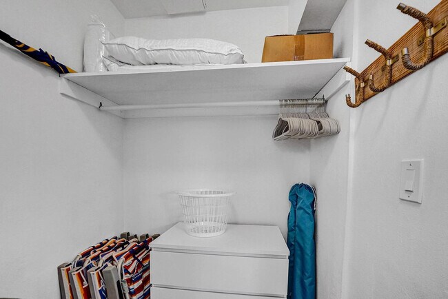 Building Photo - 335 Desoto St