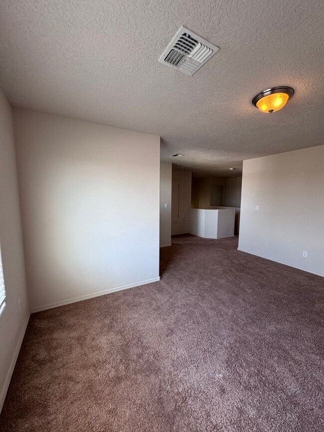 Building Photo - 4 bed home available now!