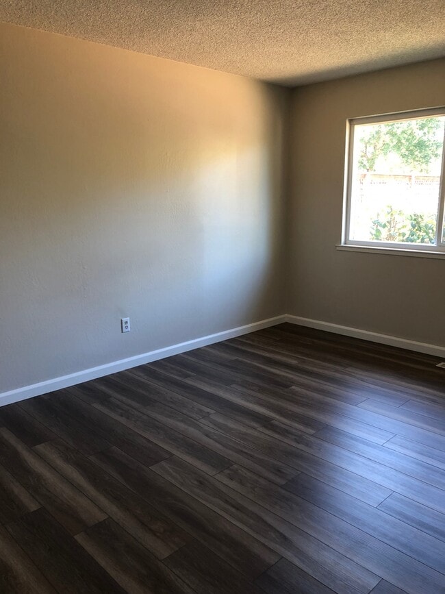 Building Photo - 3 bedroom 2 bath Available Now!