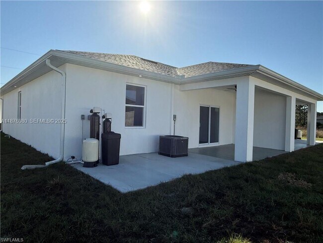 Building Photo - 832 Holmes Ave