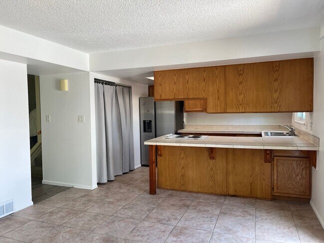 Building Photo - 3 bed 2.5 bath townhome