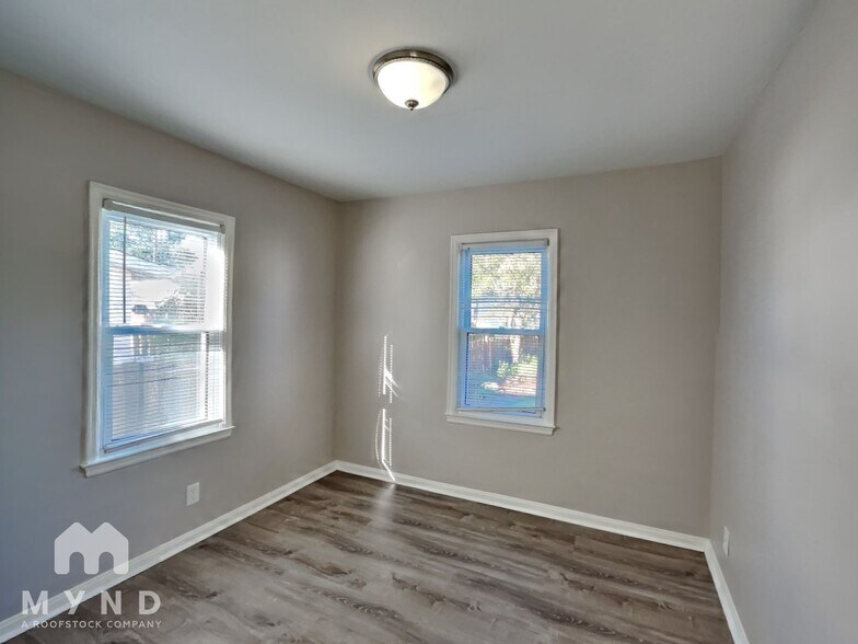 Building Photo - 635 Oakwood Ave
