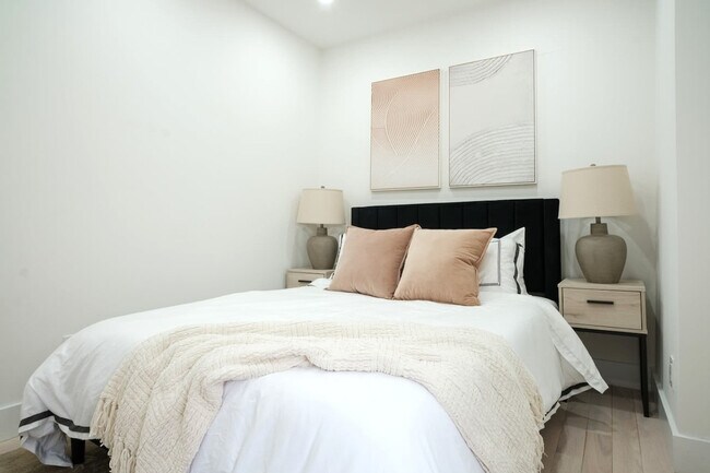 Building Photo - 402 E 11th St