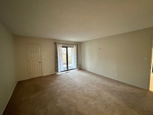 Building Photo - Gorgeous and spacious condo in a quiet and convenient location!